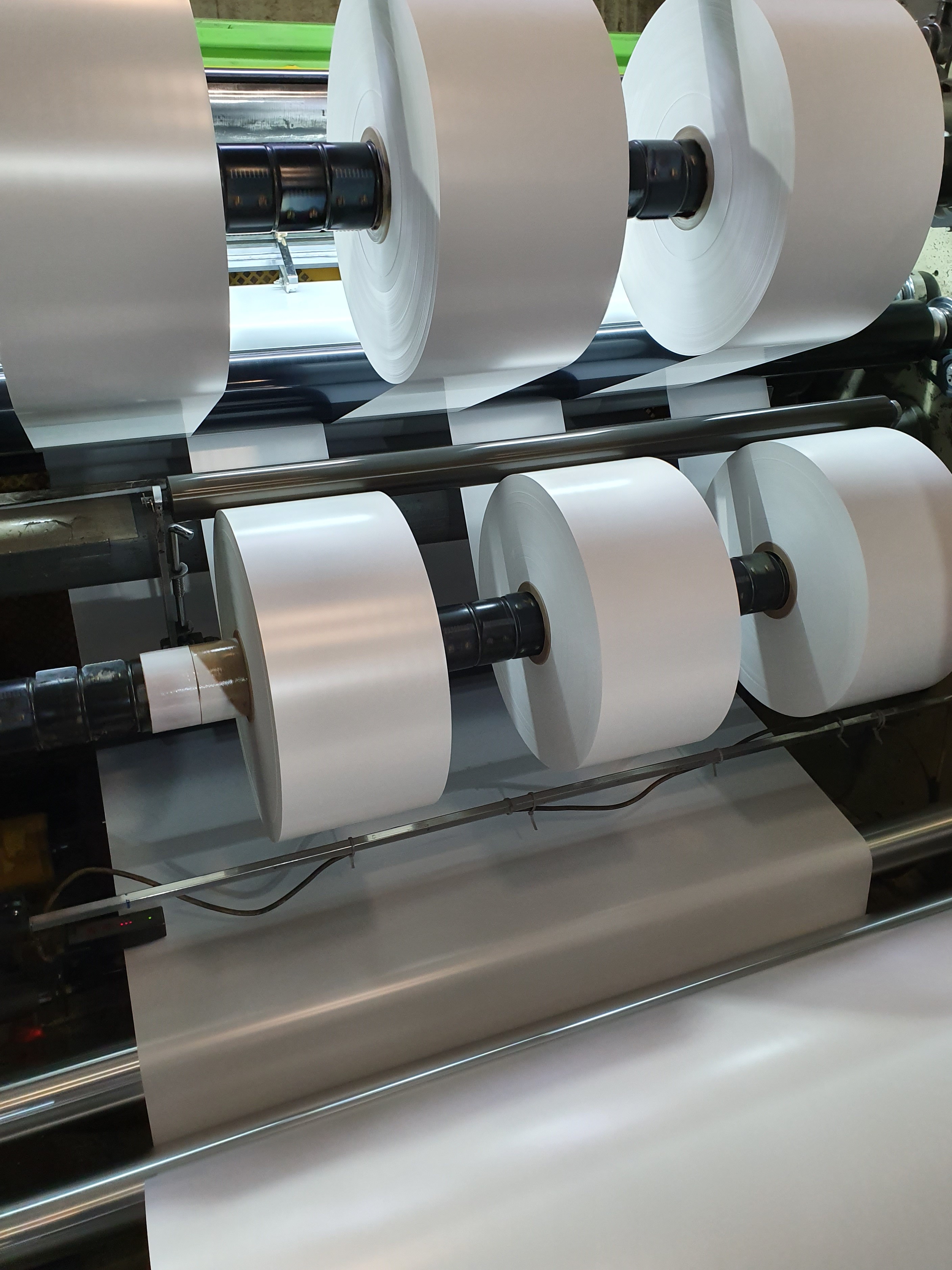How to choose wholesale adhesive vinyl rolls supplier