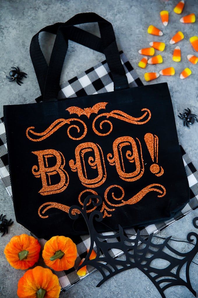 Easy Halloween ideas using glitter iron-on vinyl, adhesive vinyl, and faux leather(图2)