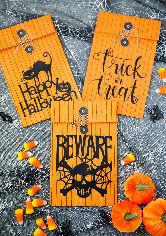 Easy Halloween ideas using glitter iron-on vinyl, adhesive vinyl, and faux leather(图3)